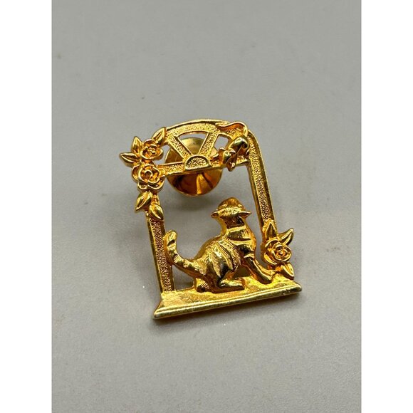 Vintage Avon Tack Pin Cat & Mouse On Window Touch of Whimsy Gold Tone Lapel Pin - Picture 2 of 7